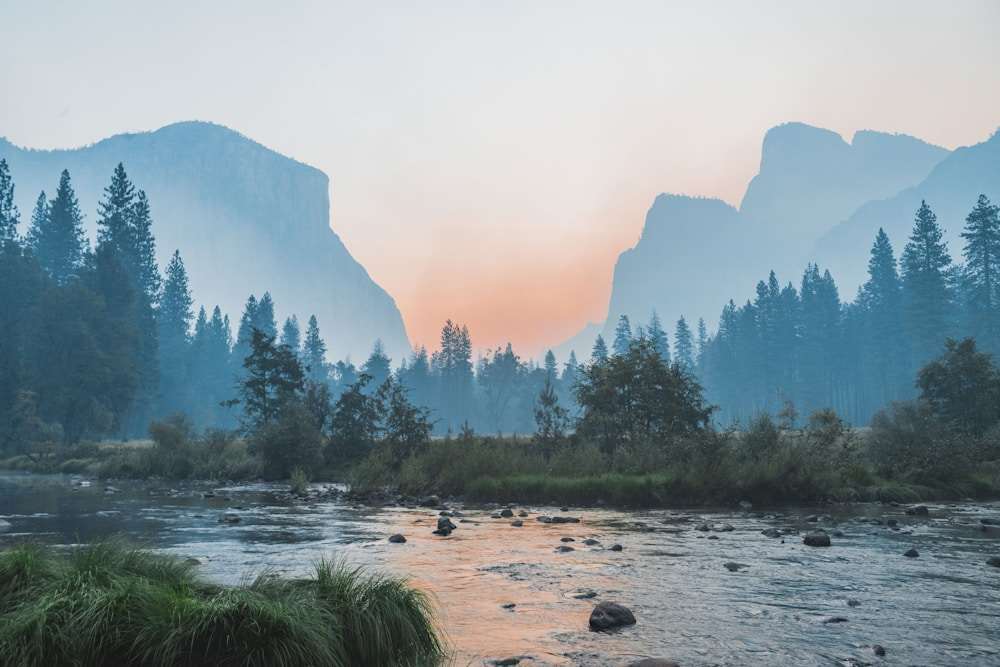 秋天湖邊與山景